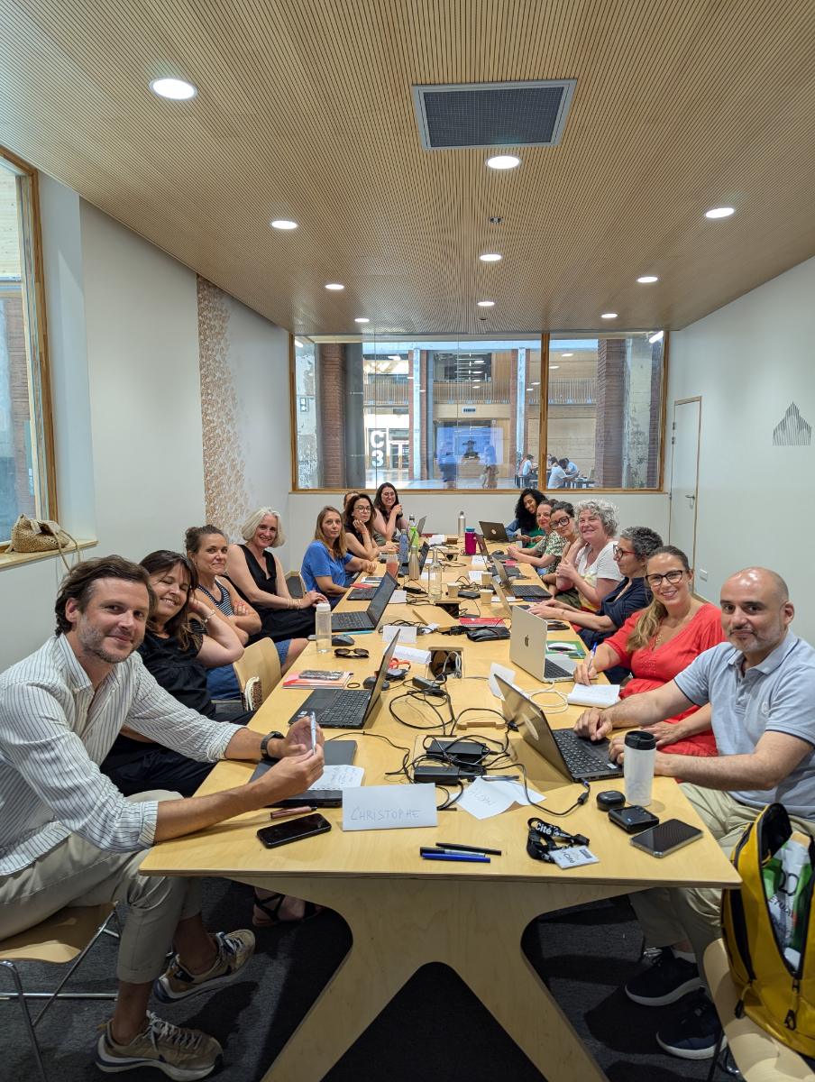 Une formation IATIL en groupe, autour d’une grande table